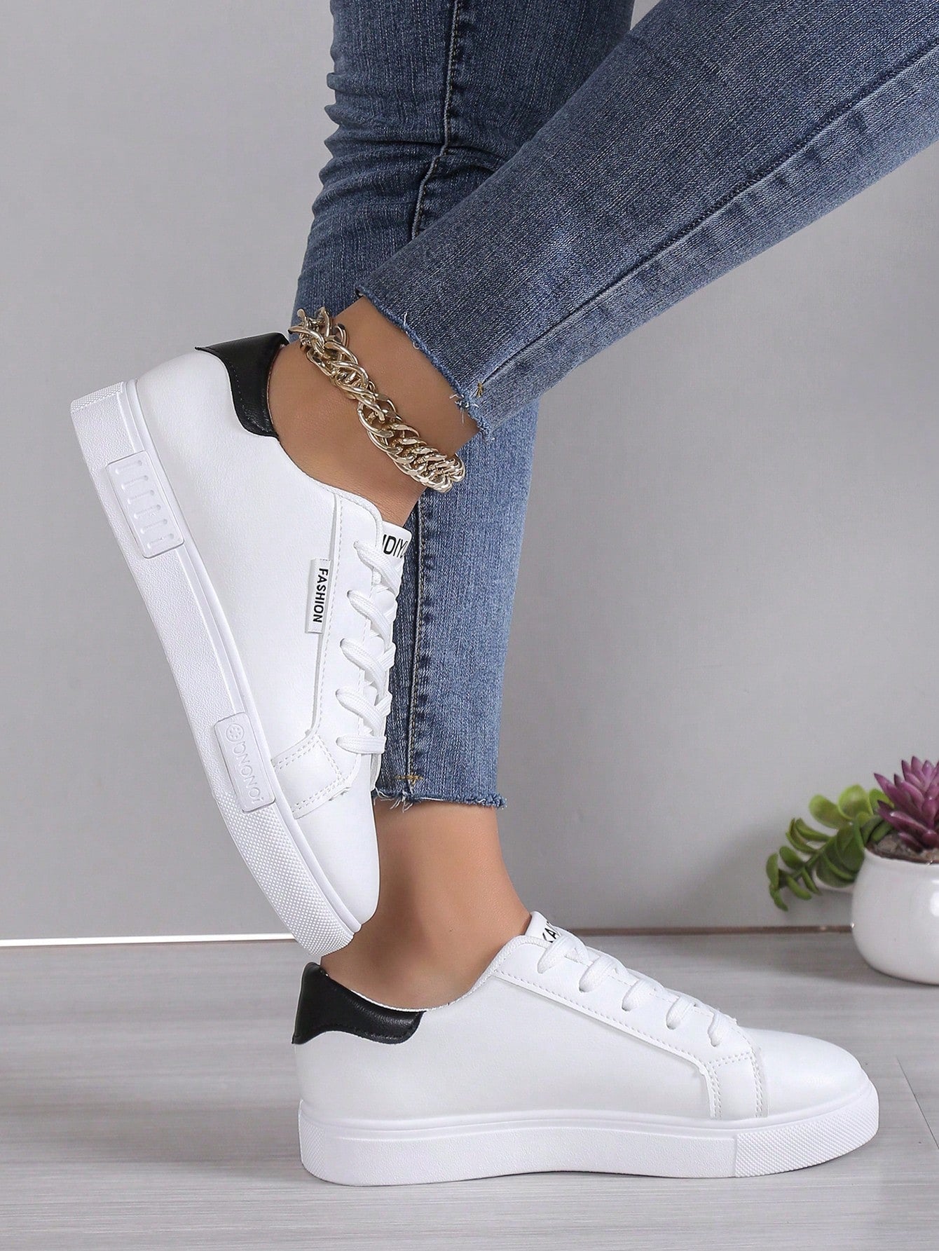 Women's White British Style Lace-up Sport Shoes, Round Toe Low Top Flat Skateboard Sneakers, Fashionable Breathable Slip Resistant Casual Shoes For Students